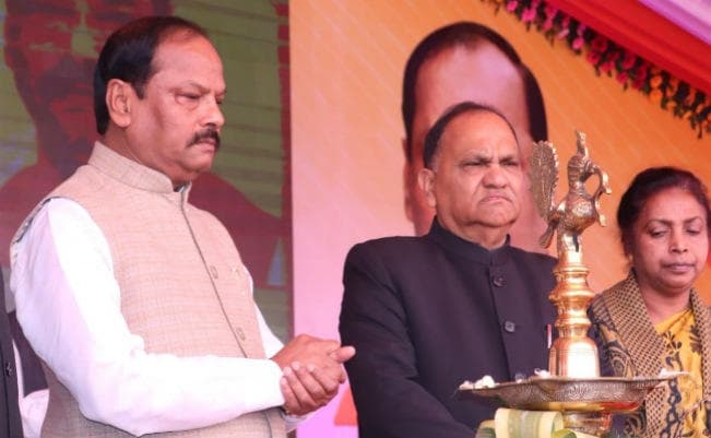 झारखंड : रघुवर सरकार के तीन साल पर रिपोर्ट कार्ड जारी, सीएम बोले - जून तक 50 हजार नियुक्ति