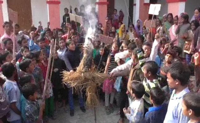 VIDEO : छात्रवृत्ति-पोशाक राशि में धांधली को लेकर स्कूल में किया अनिश्चितकाल तालाबंदी