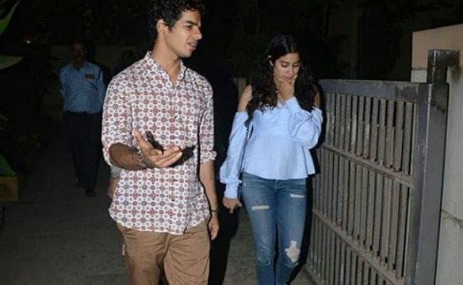 ईशान संग शाहिद कपूर के घर के बाहर स्पॉट की गईं जाह्नवी कपूर, PHOTOS