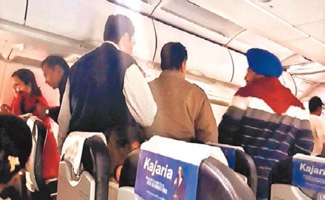 जानें क्यों... खड़े विमान में 100 मिनट तक बंद रहे यात्री