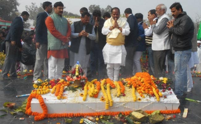 खरसावां में मुख्यमंत्री रघुबर दास का विरोध, दिखाये गये काले झंडे