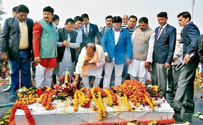 गोलीकांड के शहीदों को श्रद्धांजलि देने गये सीएम का खरसावां में का विरोध