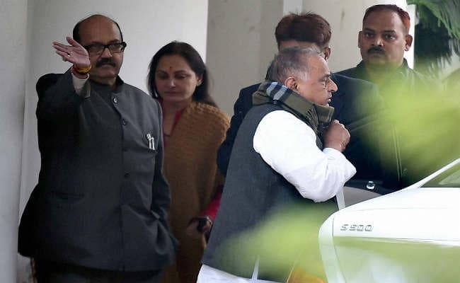 ‘साइकिल'' पर घमसान चुनाव आयोग की चौखट पर पहुंचा