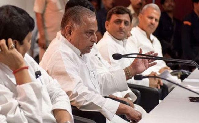 साइकिल की जंग: मुलायम ने अपना दावा ठोंका, आज आयोग जाएगा अखिलेश कैंप