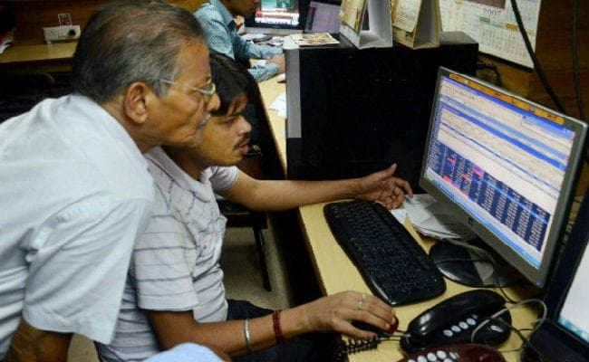 नये साल में थम नहीं रहा गिरावट का सिलसिला, सेंसेक्‍स 83 अंक लुढ़का, निफ्टी 8,155 पर