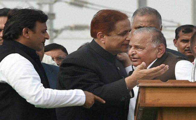 सपा में सुलह की कोशिश जारी, अखिलेश यादव पहुंचे मुलायम सिंह यादव के आवास