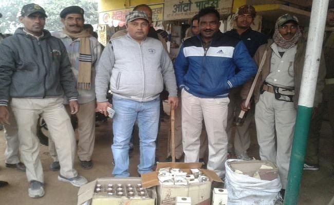 शराबबंदी कानून को धता बताते हुए बेसमेंट में छिपाकर रखा 3 कार्टून विदेशी शराब जब्त