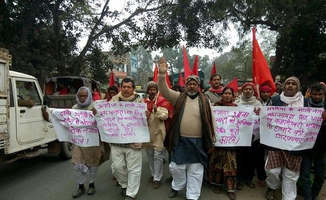 अररिया में दो नेताओं की हुयी हत्या के विरोध में सड़क पर उतरे भाकपा (माले) कार्यकर्ता