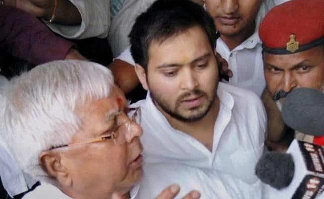 लालू जमीनी नेता, जमीन के नेता जमीन पर बैठे : तेजस्वी