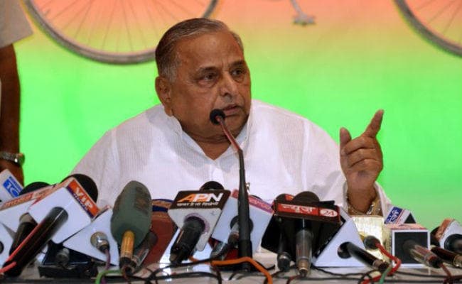 सपा का ''दंगल'' : शिवपाल के साथ मुलायम दिल्ली रवाना, अखिलेश को करारा जवाब देने की तैयारी