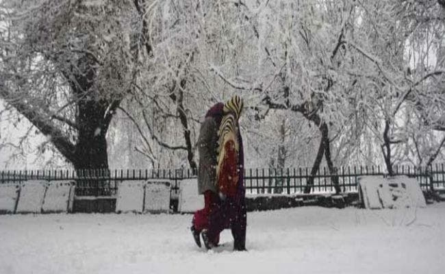 कश्मीर घाटी में बर्फबारी से पर्यटक खुश लेकिन जेब करनी पड़ रही है ज्यादा ढीली, जानें कैसे