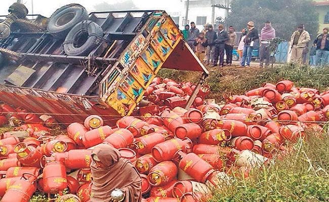 हादसा. पटना-गया मार्ग के फतेहपुर गांव में सिलिंडर लदा ट्रक पलटा, चालक की मौत, खलासी जख्मी