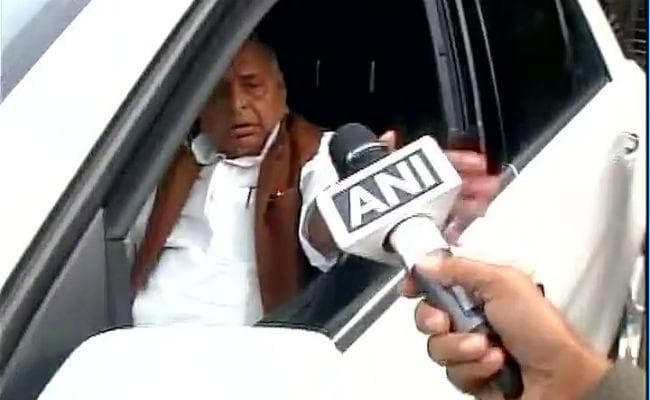 सपा में जारी ''दंगल'' के बीच मुलायम-शिवपाल पहुंचे दिल्ली, साइकिल पर कल ठोंकेंगे फिर ''ताल''