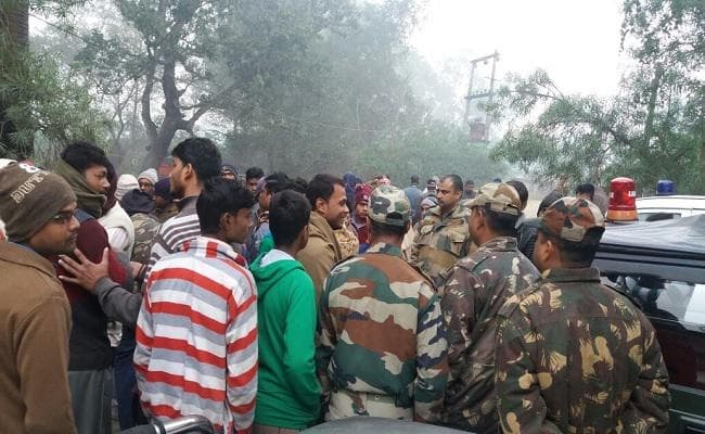 बिहार : जवान का शव पहुंचा छतवारा कपूर गांव, शहीद का दर्जा देने की मांग को लेकर सड़क पर उतरे ग्रामीण