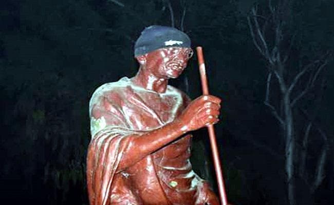 ठंड में बापू ने पहनी ऊनी टोपी, जिला प्रशासन हुआ हैरान