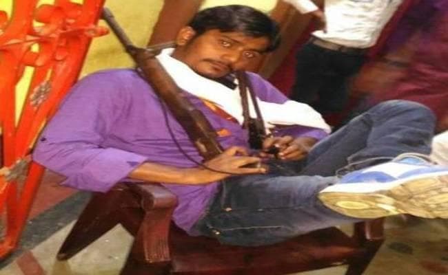 विदेशी हथियार के साथ फेसबुक पर डाली फोटो, पुलिस पहुंची घर तो और भी मिला बहुत कुछ