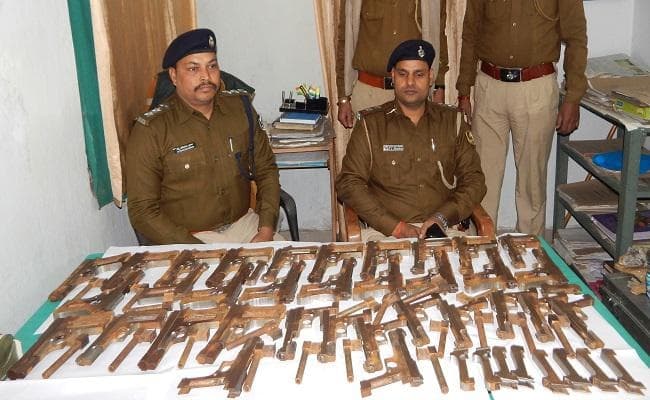 छपरा में पवन एक्सप्रेस से मिला हथियारों का जखीरा, जांच में जुटी जीआरपी