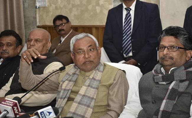 लालू के जमीन पर बैठने के मामले पर बोले सीएम नीतीश, क्या कहा पढ़ें रिपोर्ट...