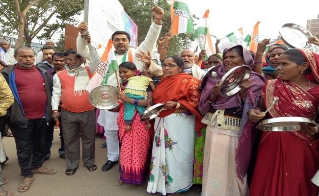 नोटबंदी के खिलाफ सड़क पर उतरी महिला कांग्रेस