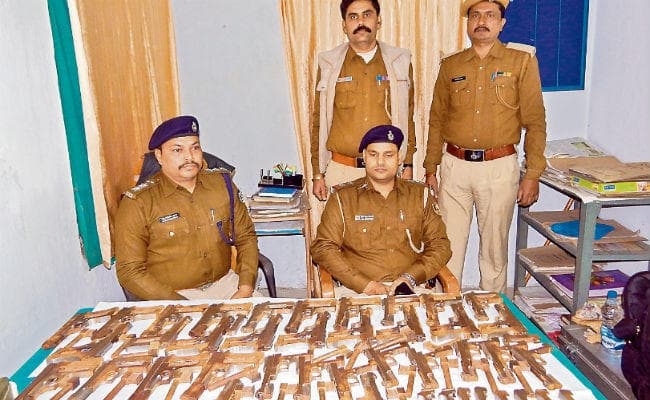 यूपी बॉर्डर पर हथियारों के जखीरे के साथ पांच गिरफ्तार