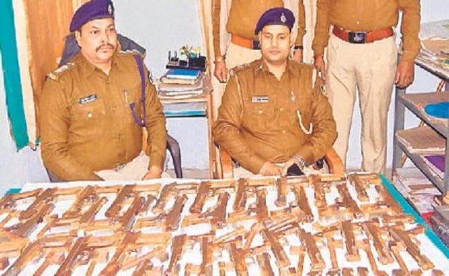 यूपी बॉर्डर पर हथियारों के जखीरे के साथ पांच तस्करों को पुलिस ने किया गिरफ्तार