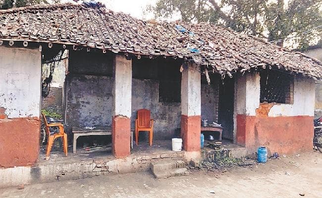 खपरैल और जर्जर भवन में रहकर लोगों की जान ऐसे बचा रहे इस थाने के पुलिसकर्मी