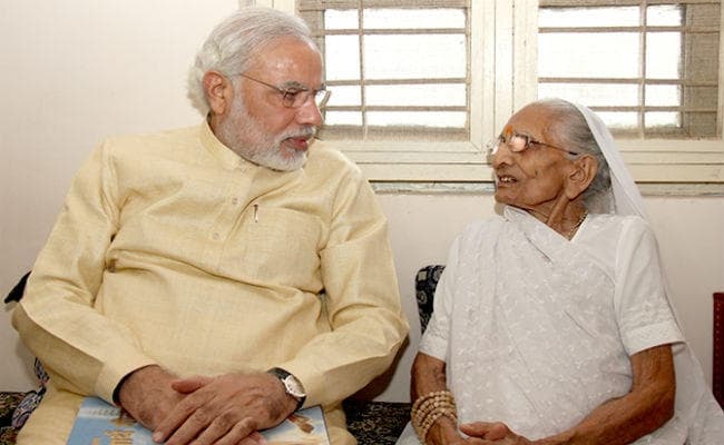 योग छोड़ मां से मिलने पहुंचे पीएम मोदी तो केजरीवाल ने मारा ताना