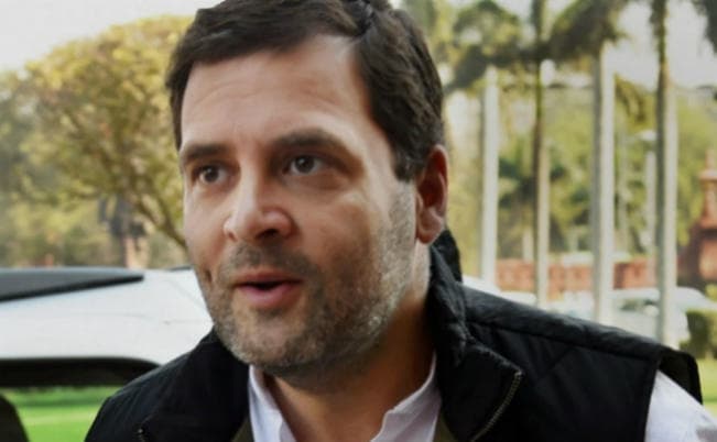 विदेश से लौटे राहुल गांधी, सोनिया-प्रियंका ने की मुलाकात