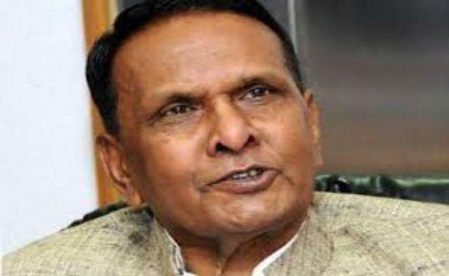 बेनी प्रसाद वर्मा ने चुनाव आयोग से की अखिलेश के करीबी मंत्री की शिकायत