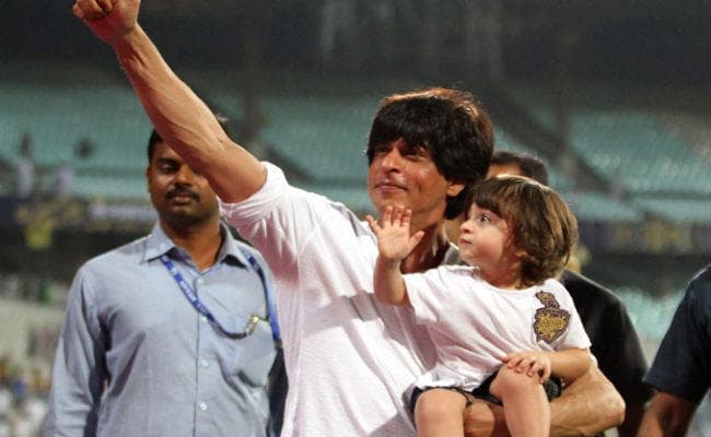 सोशल मीडिया पर छाये अबराम, बहन सुहाना संग तस्‍वीरें आई सामने, PHOTO