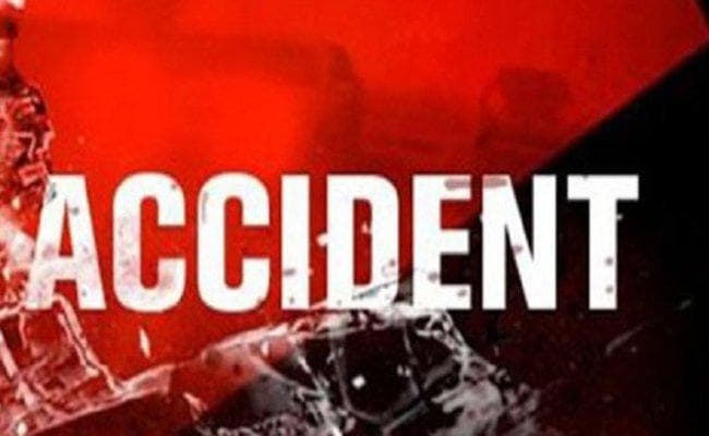 ट्रेन से टकराई स्कूल बस, 8 बच्चे घायल