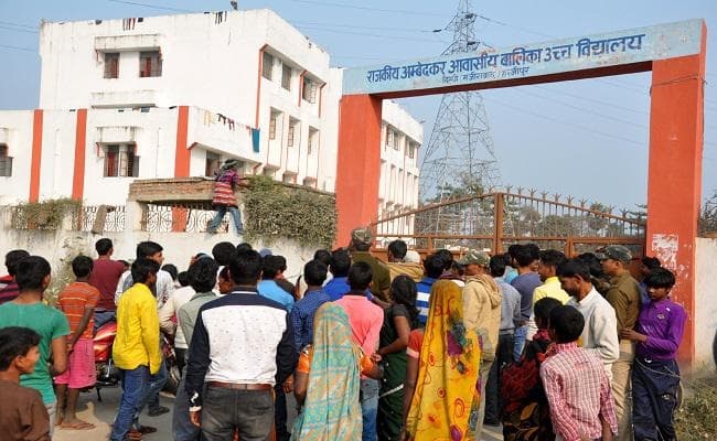 हाजीपुर छात्रा डीका मर्डर केस : हॉस्टल पहुंचे MLA ने छात्राओं से पूछे आपत्तिजनक सवाल