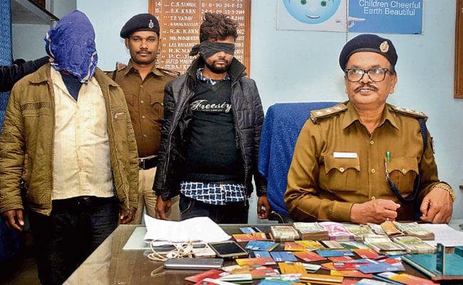 4.43 लाख की इंडियन करेंसी बरामद, दो गिरफ्तार