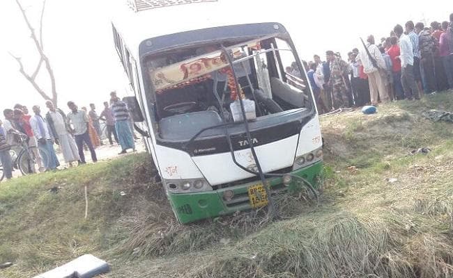 बिहार के बगहा में गड्ढे में बस पलटने से दो की मौत, एक दर्जन घायल