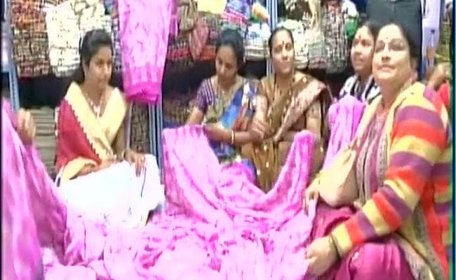 नोटबंदी के दौर में आई गुलाबी नोटों वाली साड़ी डिमांड पर, महिलाएं कह रहीं हैं...