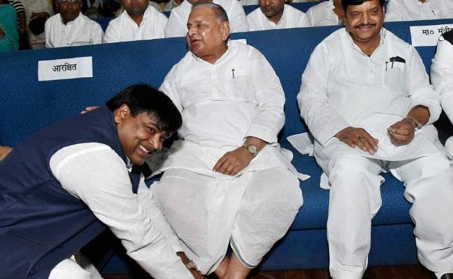 UP : वोटरों को प्रभावित करने के लिए साड़ी ले जाये जाने के मामले में गायत्री प्रजापति पर प्राथमिकी