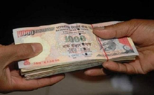 चाईबासा : ले रहे थे 50 हजार रुपये घूस, सीबीआई ने रंगेहाथों पकड़ा