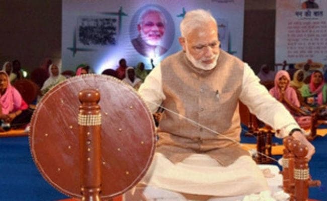 खादी ग्रामोद्योग आयोग के कैलेंडर में गांधी की जगह मोदी की फोटो, भड़के तुषार गांधी