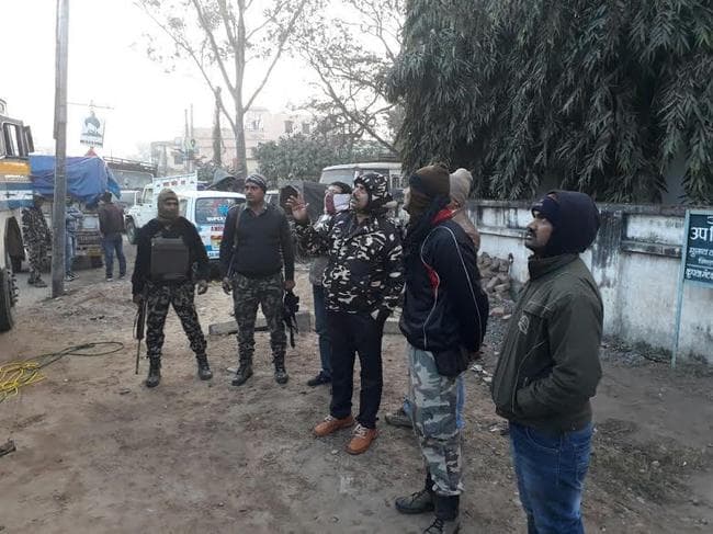 कोडरमा : आजसू नेता के यहां छापा, हजारों पेटी शराब जब्त , दो गिरफ्तार