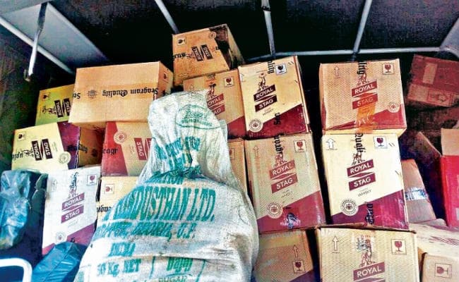 आजसू नेता के ठिकानों पर छापा 1409 पेटी नकली शराब बरामद