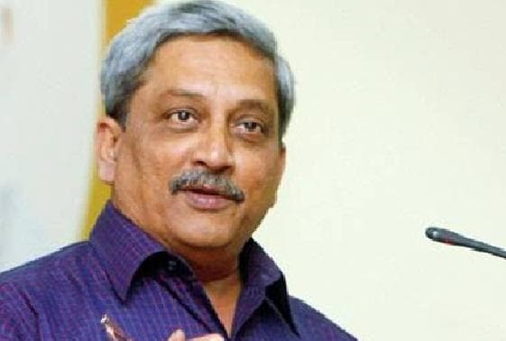 कुछ लोग विश्वविद्यालयों में देश को खराब बोलते हैं  : पर्रिकर