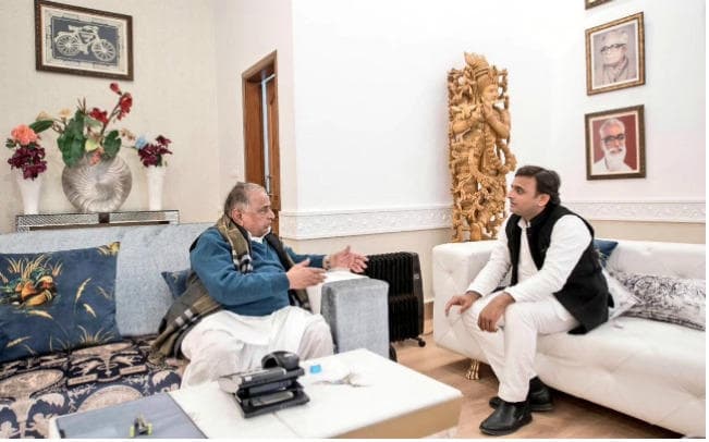 साइकिल-संगठन पर कब्जे के बाद अखिलेश ने मुलायम से लिया आशीर्वाद, ट्विट कर साझा की तसवीरें