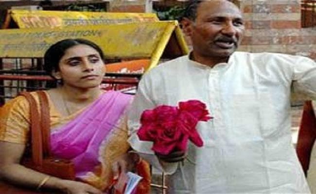 छात्राओं संग डांस करने पर बिहार के ''लवगुरु'' प्रो मटुकनाथ सस्पेंड