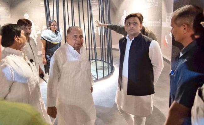 मुलायम पड़े ''नरम'', अखिलेश को सौंपी 40 की सूची, आज अखिलेश कर सकते हैं उम्मीदवारों का लिस्ट जारी