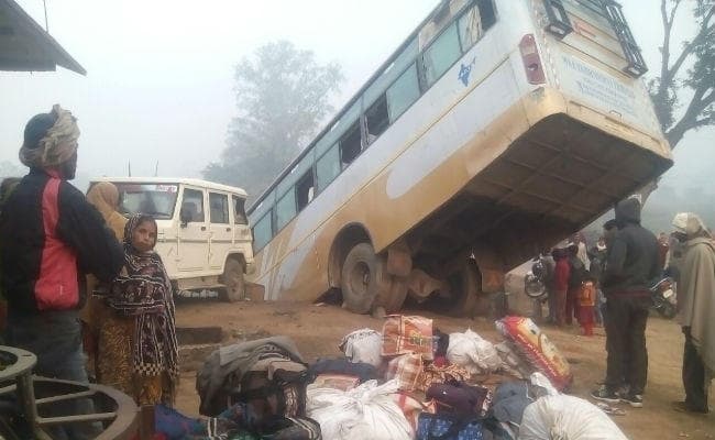 गंगा सागर से लौट रही बस दुर्घटनाग्रस्त, कई घायल