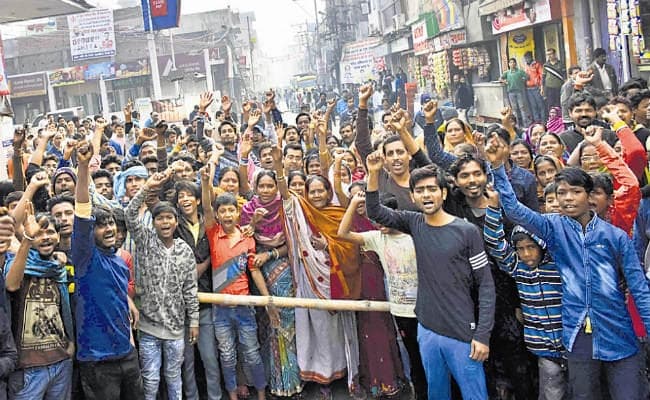 जमीन विवाद में बमबारी और गोलीबारी