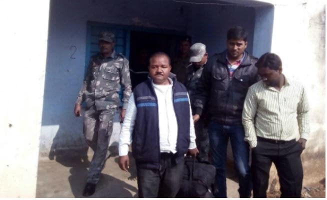 अनियमितता के मामले में बेरमो व गोड्डा में दो सरकारी कर्मचारी धराये