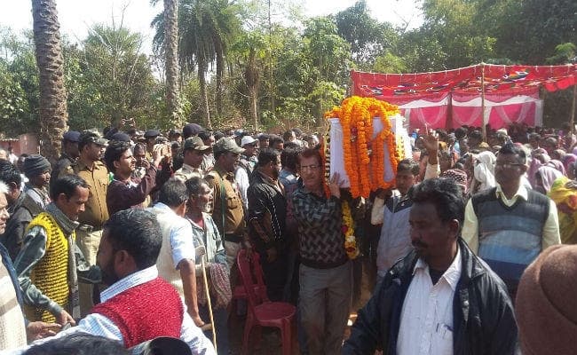 JMM विधायक डॉ अनिल मुर्मू का राजकीय सम्मान के साथ अंतिम संस्कार, शिबू सोरेन भी पहुंचे अंतिम दर्शन को
