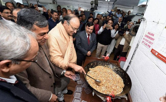 बजट से पहले हलवा सेरेमनी में वित्त मंत्री ने लिया हिस्सा