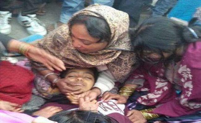 PHOTO : मानव श्रृंखला में भाग लेने पहुंची बच्ची को ट्रक ने कुचला, मौत के बाद सड़क जाम